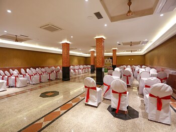 Oyo 10433 Hotel Meenakshi Banquet Hall