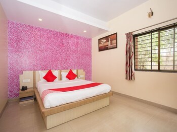 Oyo 12260 Traveler's Inn Guestroom