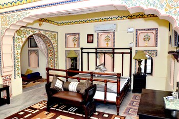 Hotel Shahi Palace Guestroom