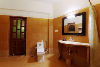 Hotel Lal Garh Fort And Palace Bathroom