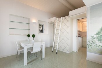 Impero House Rent Maison Du Lac In-Room Dining