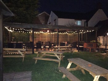The Bluebell Inn And Lodge Courtyard