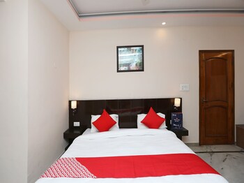Oyo 14390 Hotel Samrat Guestroom