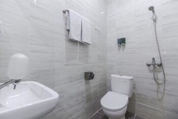 Reddoorz Plus Near Galaxy Bekasi Bathroom