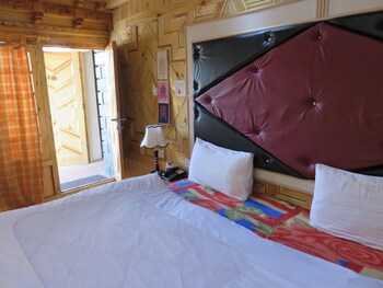 Hotel Nezer Holiday Inn (هتل نزر هالیدی این) Living Room