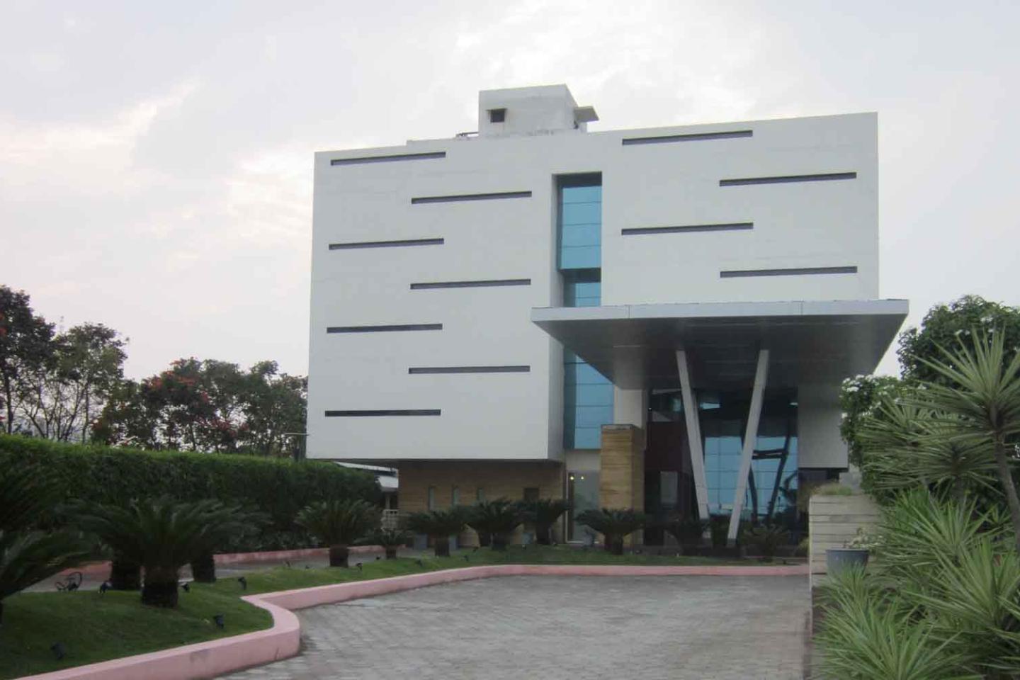 Hotel Waterlily Indore (هتل واترلیلی ایندور) 