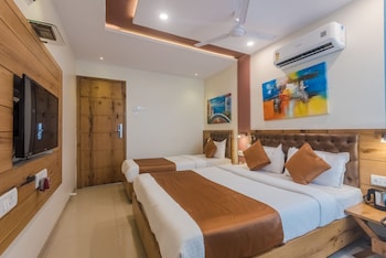Oyo 8490 Hotel Grandeur Guestroom