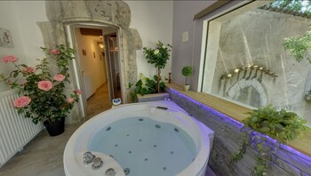Le Mas Des 5 Fontaines. Chambres D'hôtes Jetted Tub