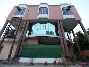 Oyo 8876 Hotel Sarthi Hotel Front
