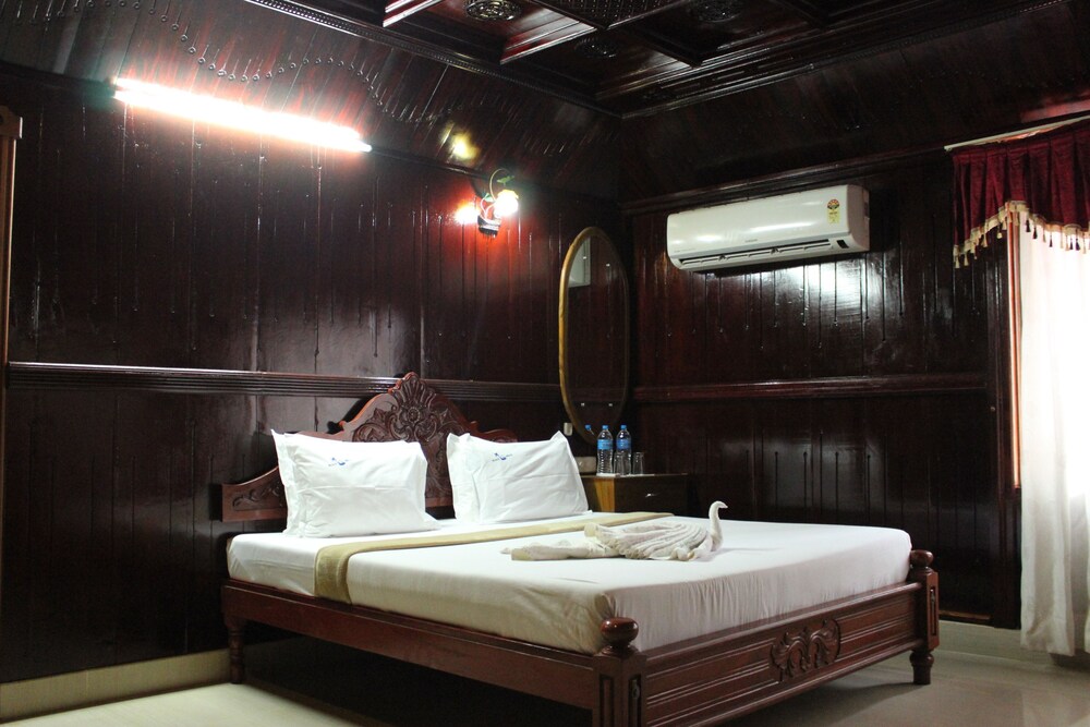 Black Beach Resort Guestroom