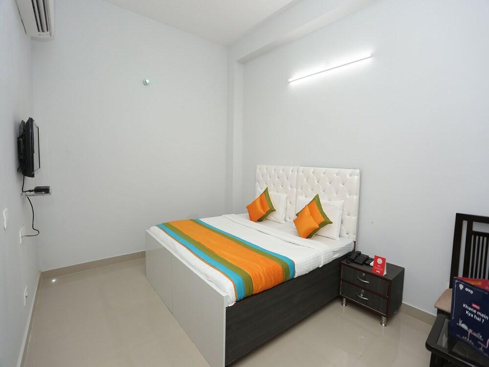 Oyo 9935 Hotel The White House 