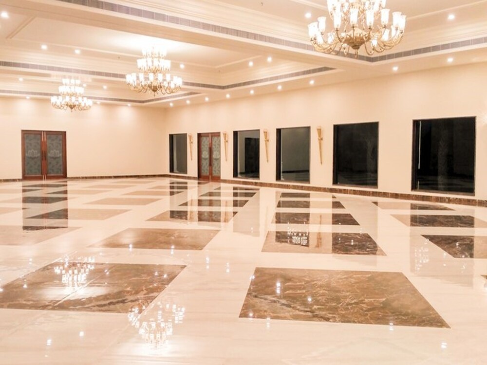 Oyo 16768 Hotel Lotus Grand Banquet Hall