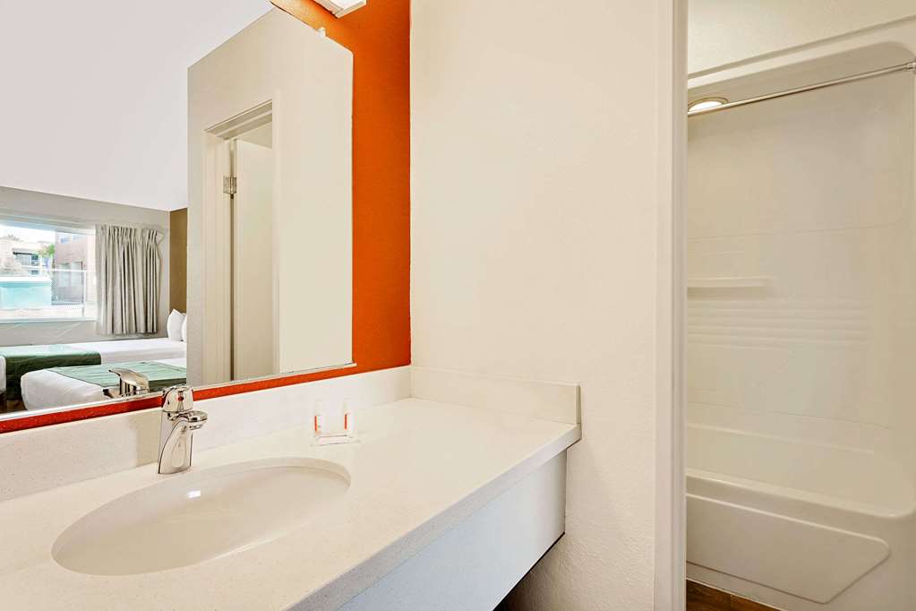 Howard Johnson By Wyndham Las Vegas Near The Strip Guest room