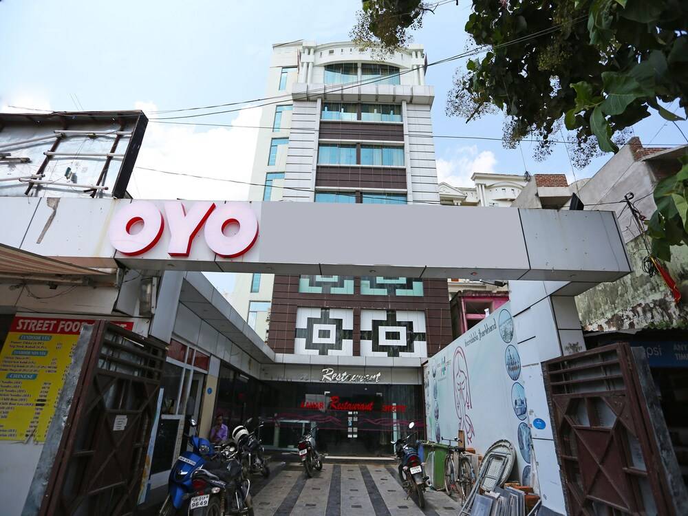 Oyo 4312 Hotel Park Street Hotel Front - Evening/Night