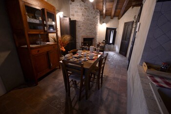 Robur Marsorum (روبور مارسوروم) In-Room Dining