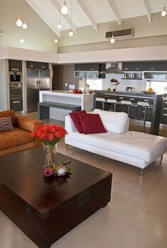 94 On Roger Living Area