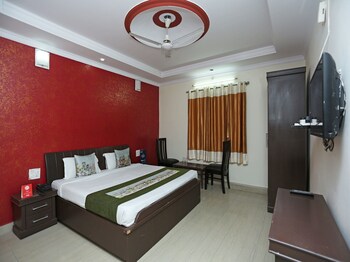 Oyo 4073 Hotel Esskay Guestroom