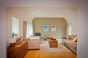 West Fenton Court (وست فنتون كورت) Living Area
