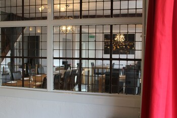 The Chainbridge Inn ( چینبریدج این) Restaurant