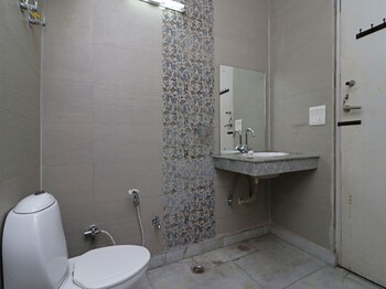 Oyo 11533 Hotel Green View Bathroom