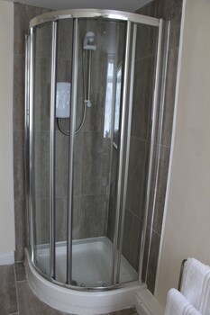 The Chainbridge Inn ( چینبریدج این) Bathroom Shower