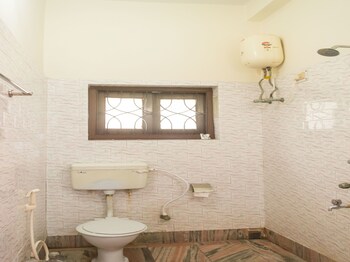 Oyo 6477 Guest Accomodation Fe 173 Bathroom