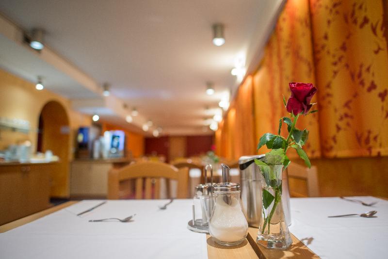 Hotel Tabor (هتل تابور) Restaurant