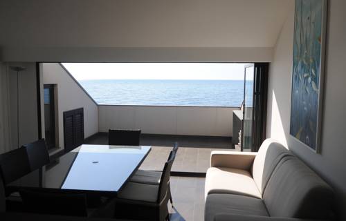 The Roof On The Sea 