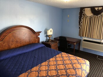 A Fisher's Inn Motel Guestroom