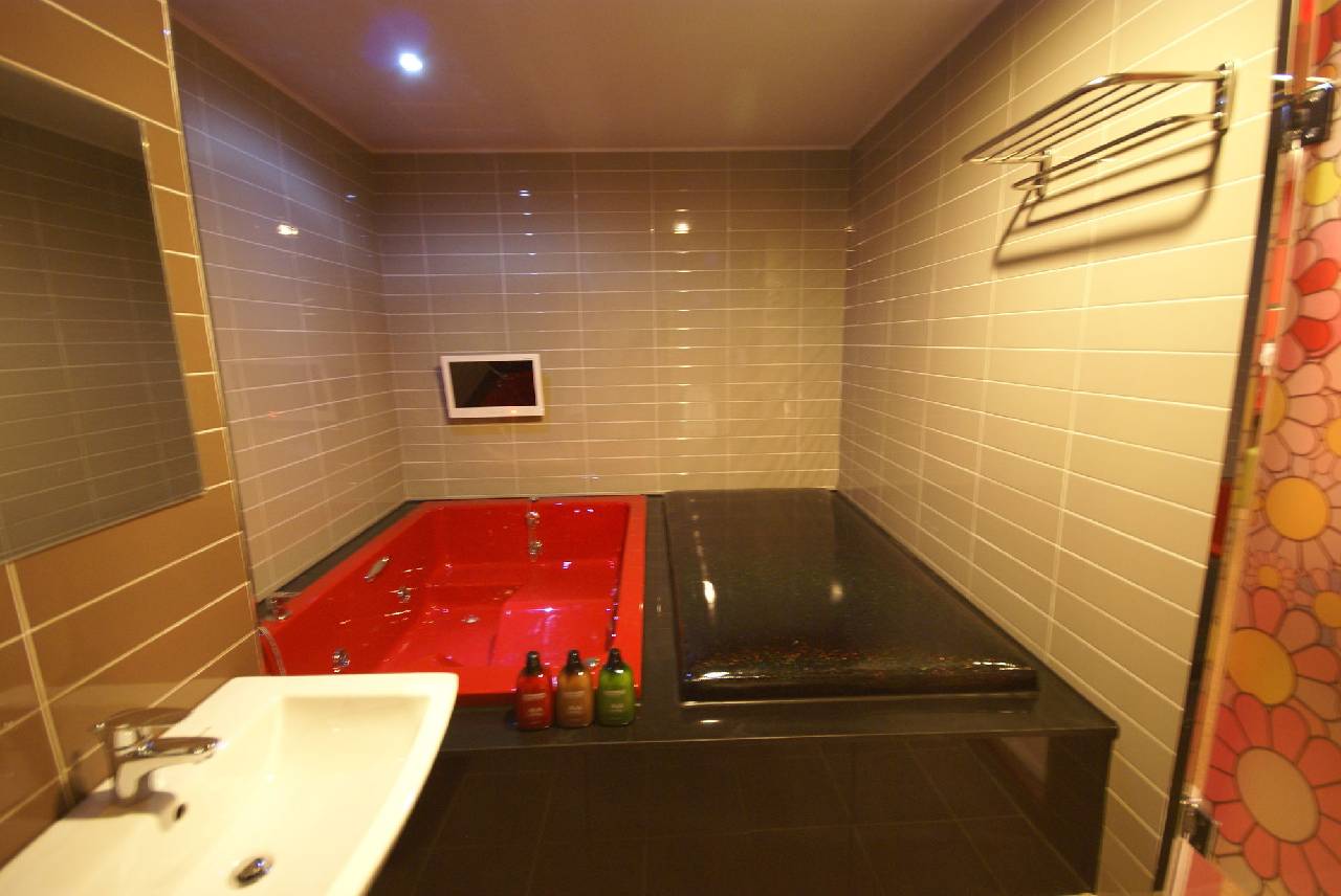 Ava Hotel Changwon (آوا هتل چانگوون) 