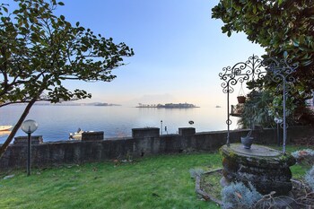 Impero House Rent Maison Du Lac Guestroom View