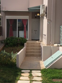 Suburban Deluxe Lodging & Retreat Hotel Entrance