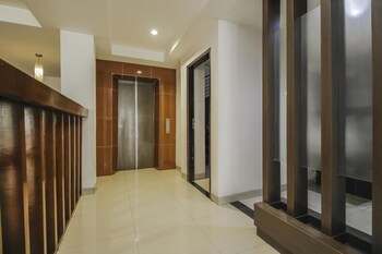 Reddoorz Plus Near Galaxy Bekasi Hallway