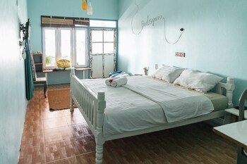 Bedspace Beach Guestroom