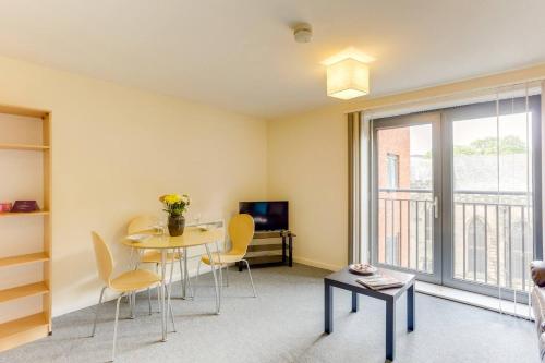 1br Apartment In A Beautiful Building Walking Distance From The Curve Theatre 