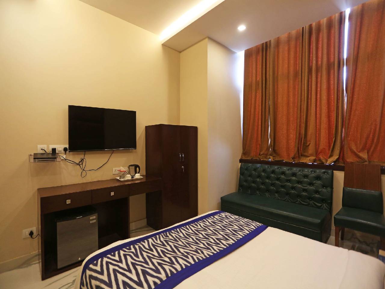 Oyo 5614 Hotel Rolex Inn 