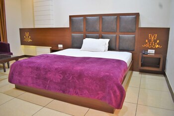 Hotel Ashish Continental Guestroom