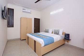 Oyo 9381 Near Dlf Cyber City Guestroom