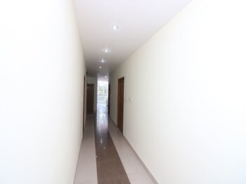 Oyo 9848 Hotel Dev Palace Hallway