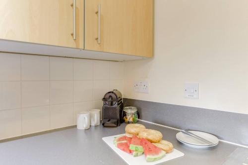 1br Apartment In A Beautiful Building Walking Distance From The Curve Theatre 