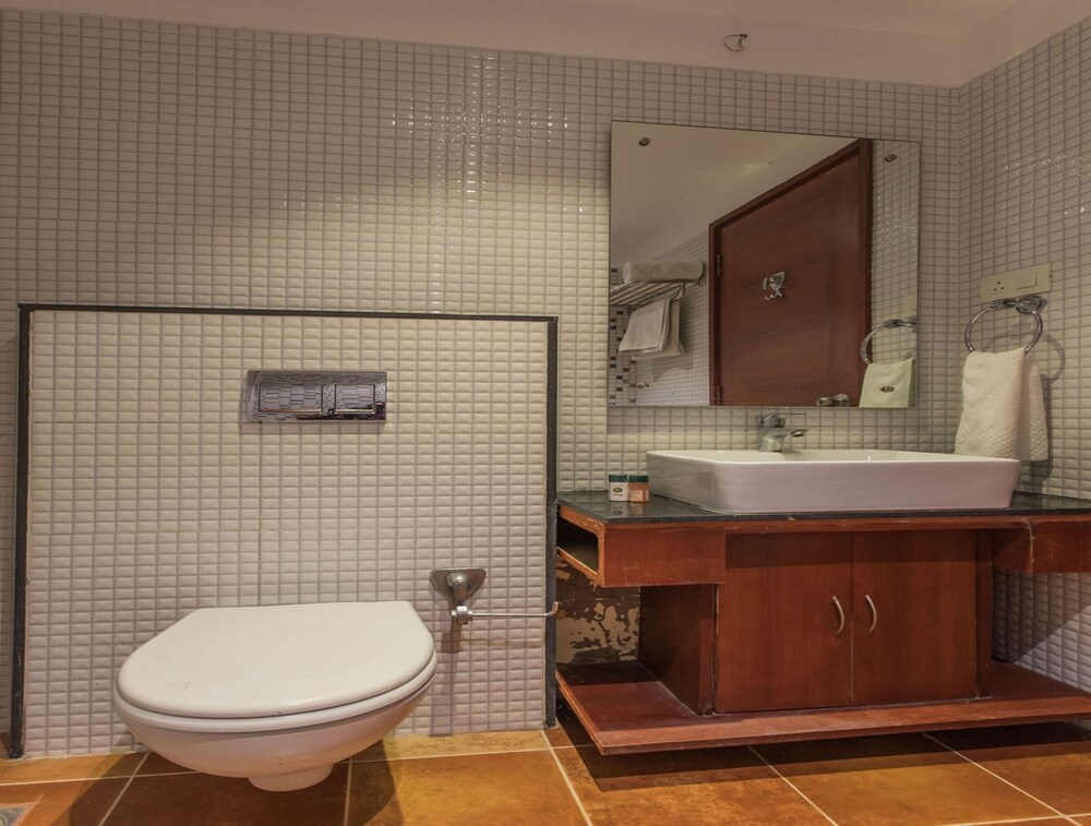 Oyo 10215 Hotel Nandi Bathroom