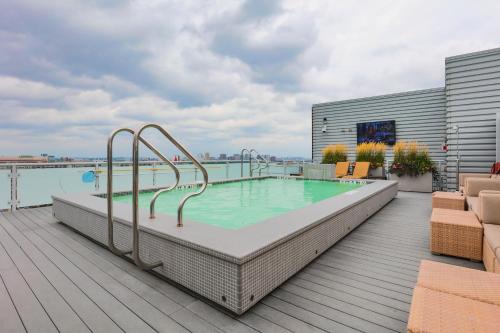 Churchill Living 1330 Boylston (چورچیل لیوینگ ۱۳۳۰ بویلستون) 