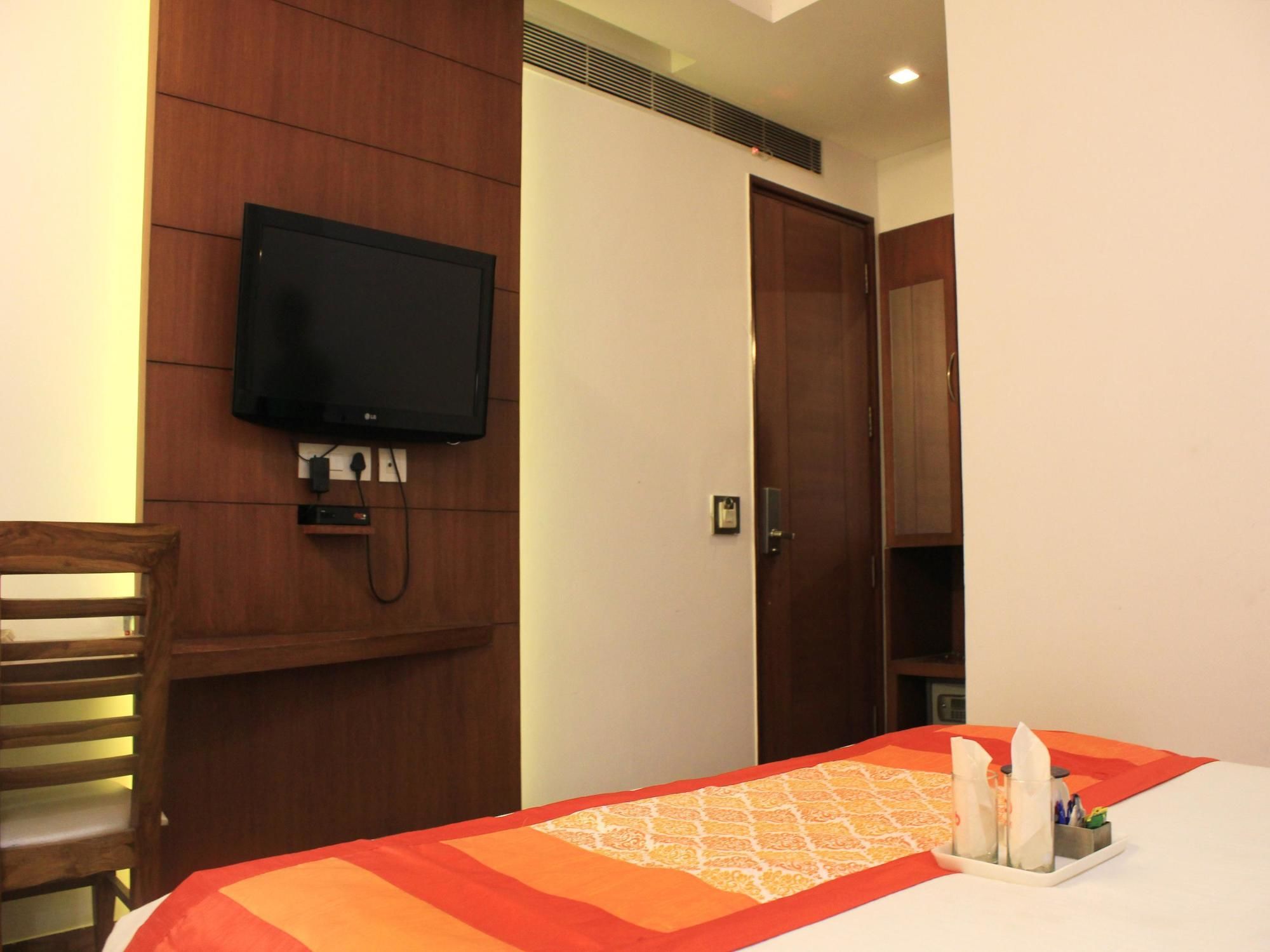 Oyo Premium Neelam Chowk 