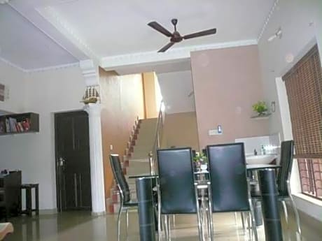 Cris Home Stay (كریس هوم استی) 