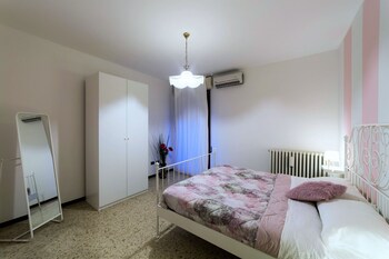 Isa Apartment 3 Guestroom