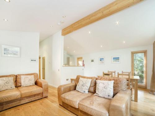 1 Streamside Looe 
