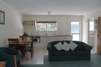 Ash Grove Boutique Motel Guestroom