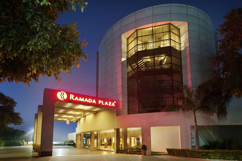 Ramada Plaza Jhv Exterior view