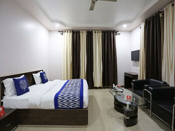 Oyo 4635 Sheetal Hotel Guestroom