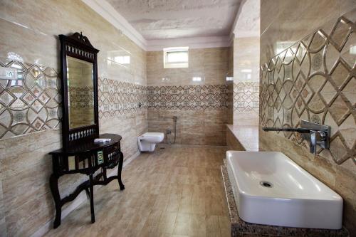 Jawai Castle Resort A Heritage Hotel In Jawai Leopard Reserve 